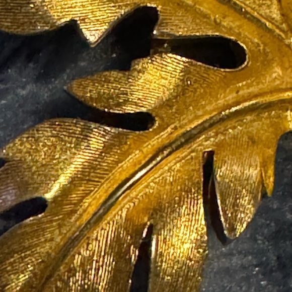 Vintage Estate Crown Trifari Signed 5-Leaf Gold Tone Textured Brooch Pin 2.5 in - Picture 2 of 5